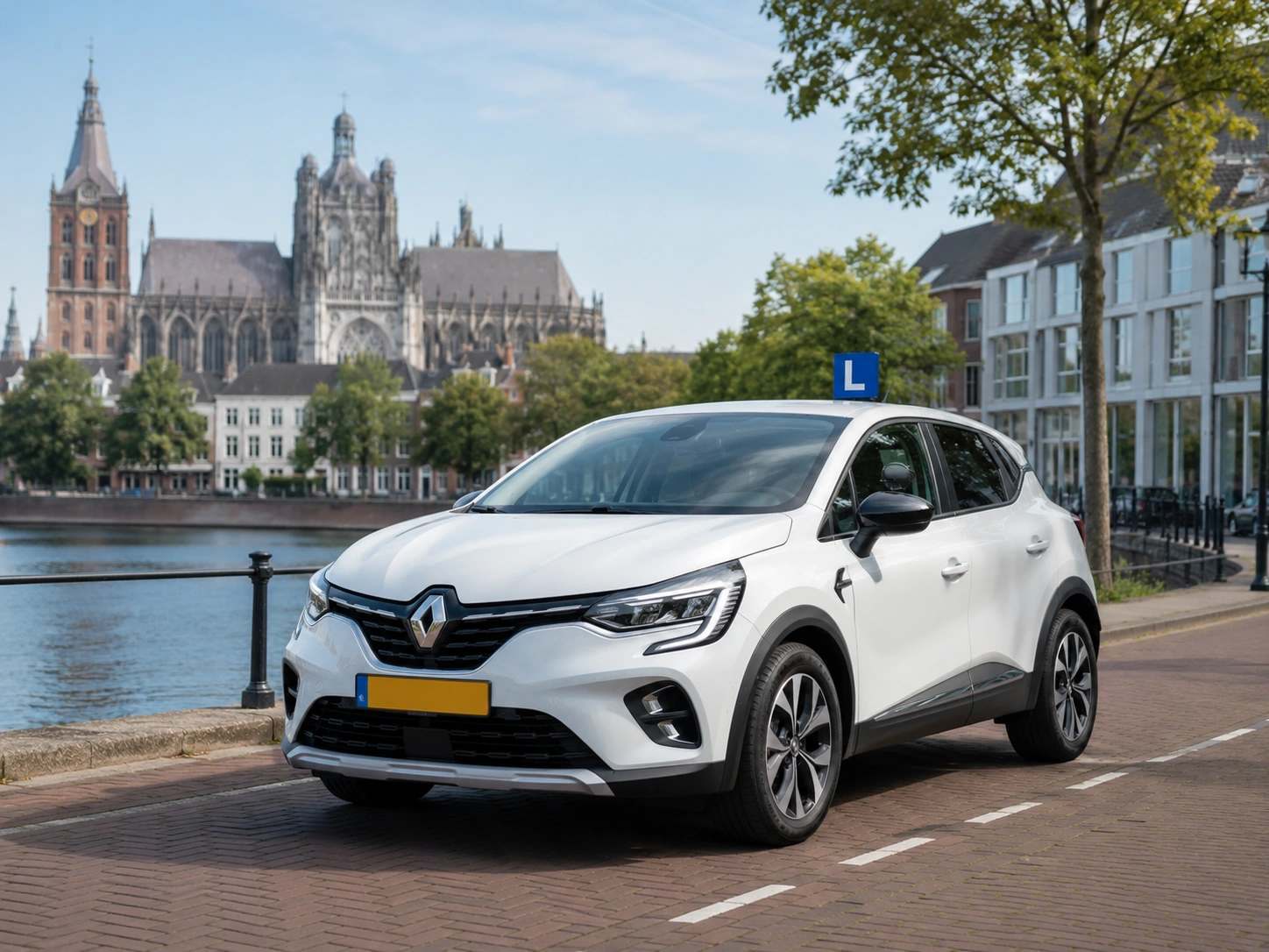 Lesauto tijdens rustige rijles in Den Bosch